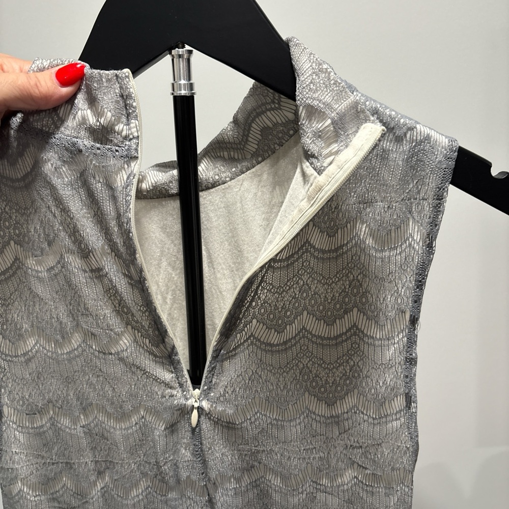 Banana Republic Silver Lace Mock Neck Sleeveless Camisole - Picture 5 of 5